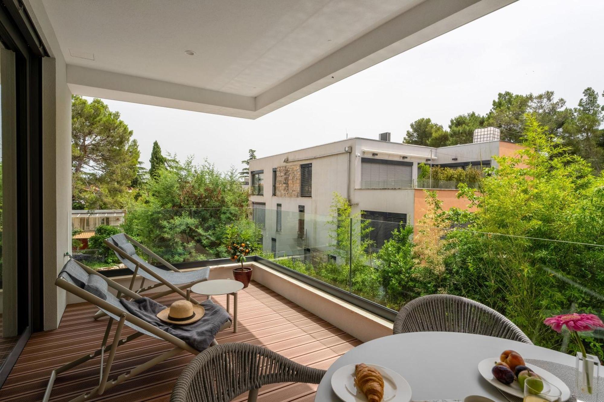The Q Bliss - Your New 4-Star Hideaway With A Garage Ρόβινι Εξωτερικό φωτογραφία