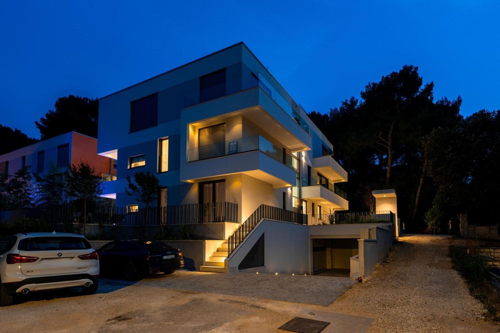 The Q Bliss - Your New 4-Star Hideaway With A Garage Ρόβινι Εξωτερικό φωτογραφία