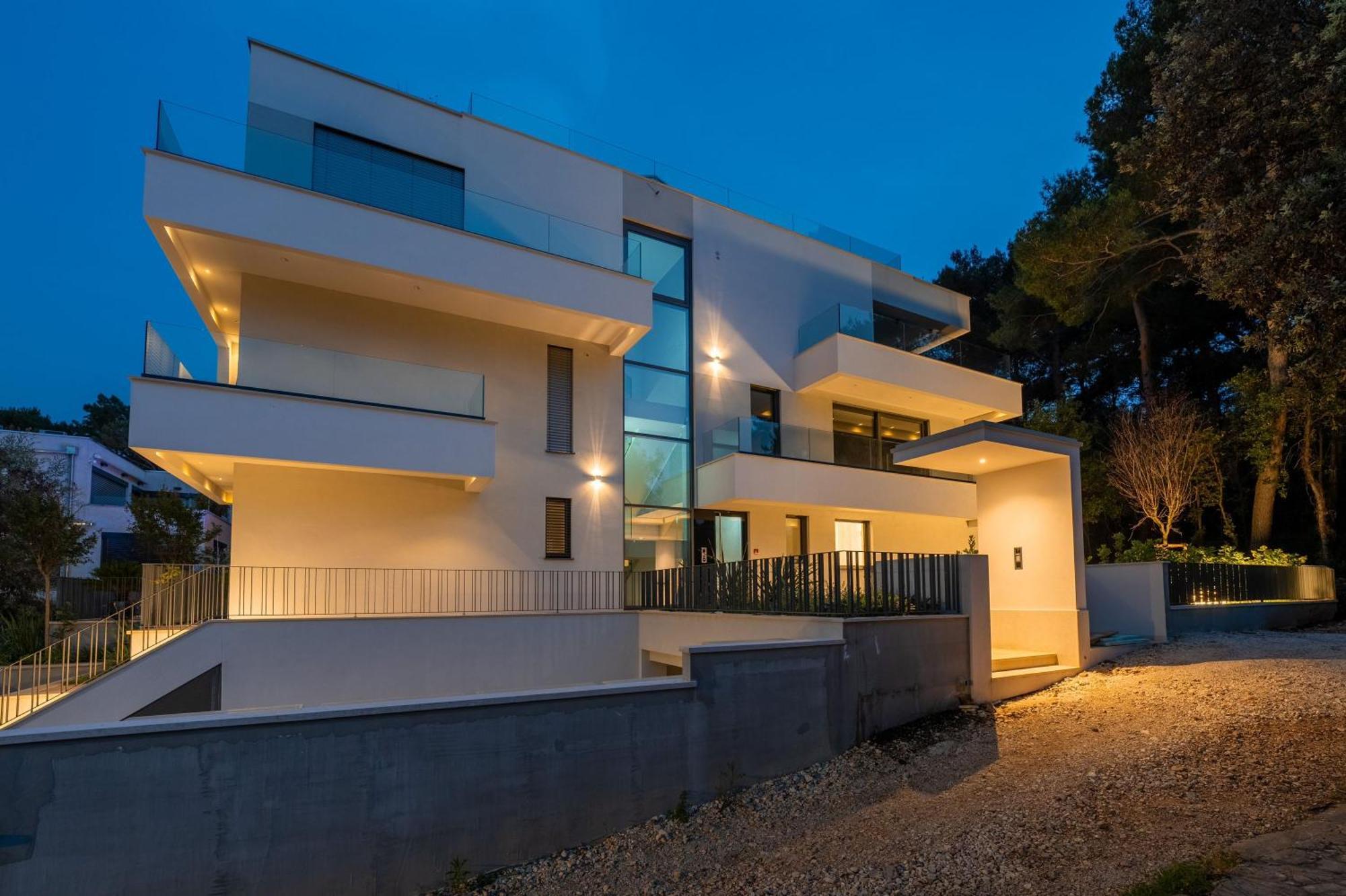 The Q Bliss - Your New 4-Star Hideaway With A Garage Ρόβινι Εξωτερικό φωτογραφία